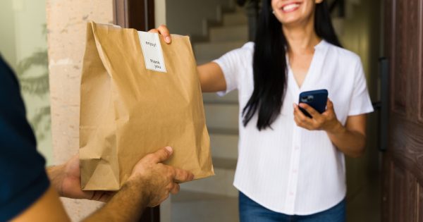At your door: Apps de delivery en República Dominicana
